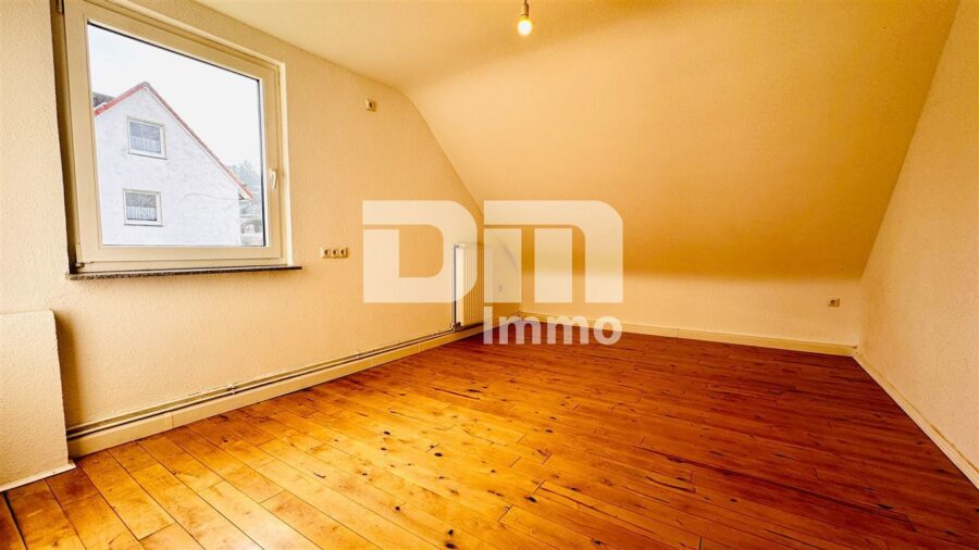 Teilsaniertes Ein- bis Zweifamilienhaus mit zusätzlichen Wohnraum - OG / DG Zimmer / Küche